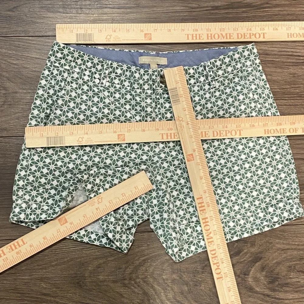 Banana Republic Shorts Women's Size 4 Chino Casual Cotton Cuffed Green Patterned